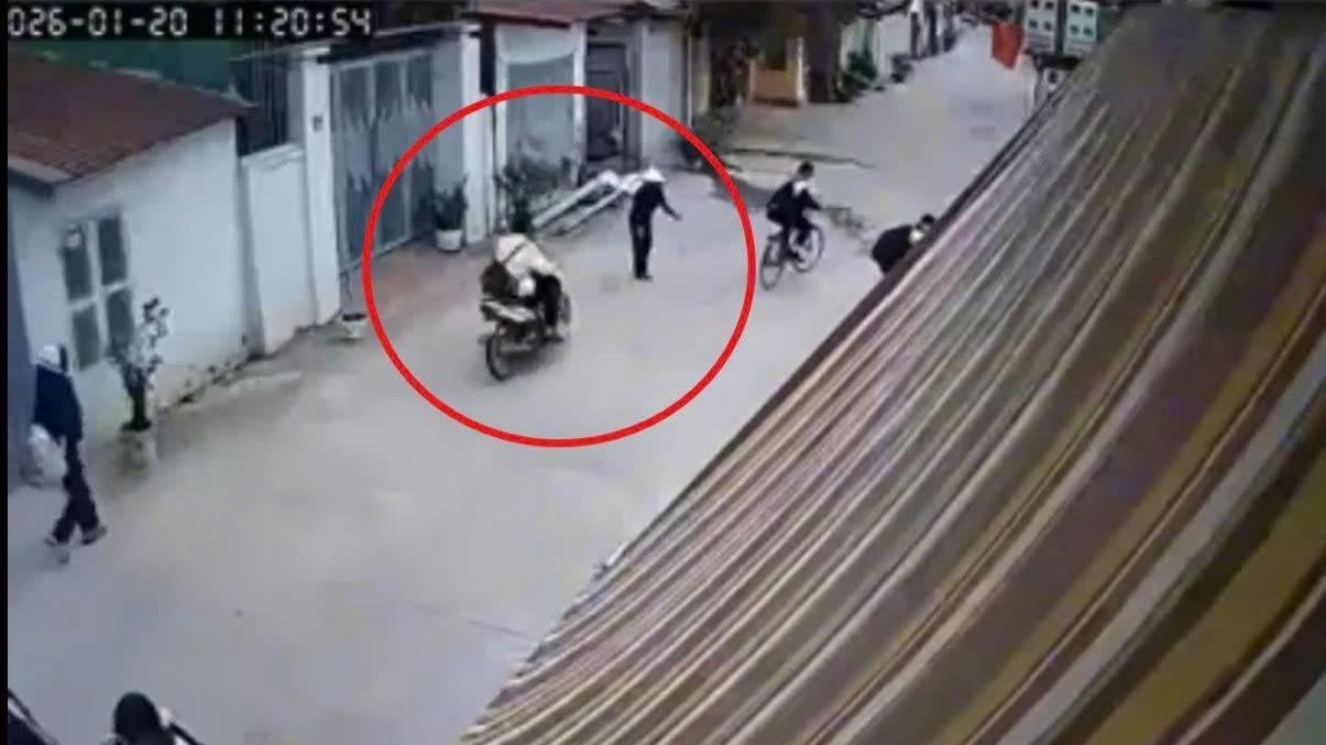 Học sinh đi xe máy phóng nhanh đâm vào bà cụ