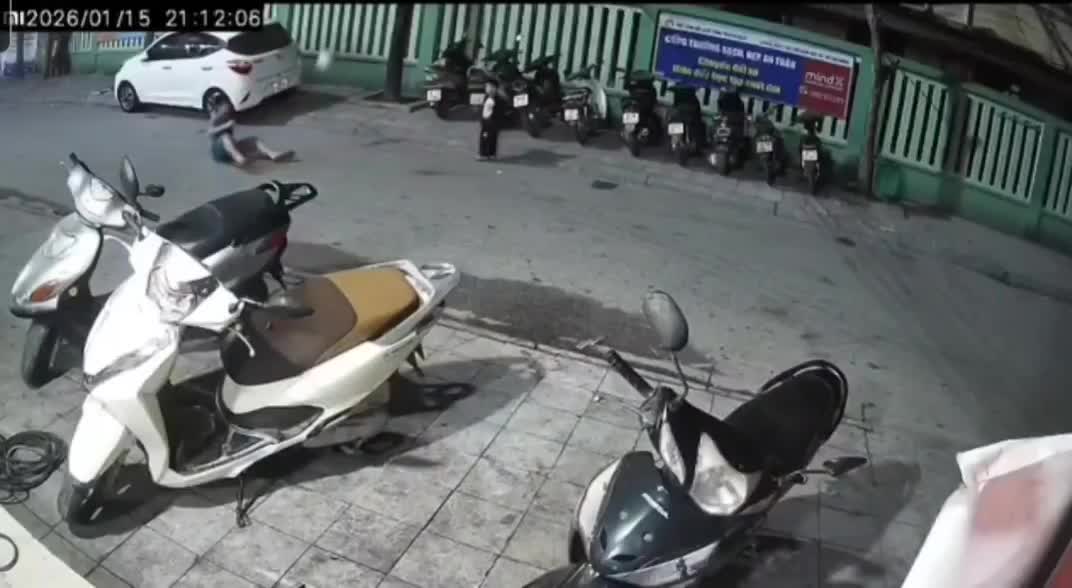 Bố cùng con chơi bóng dưới lòng đường khiến con bị xe máy tông trúng