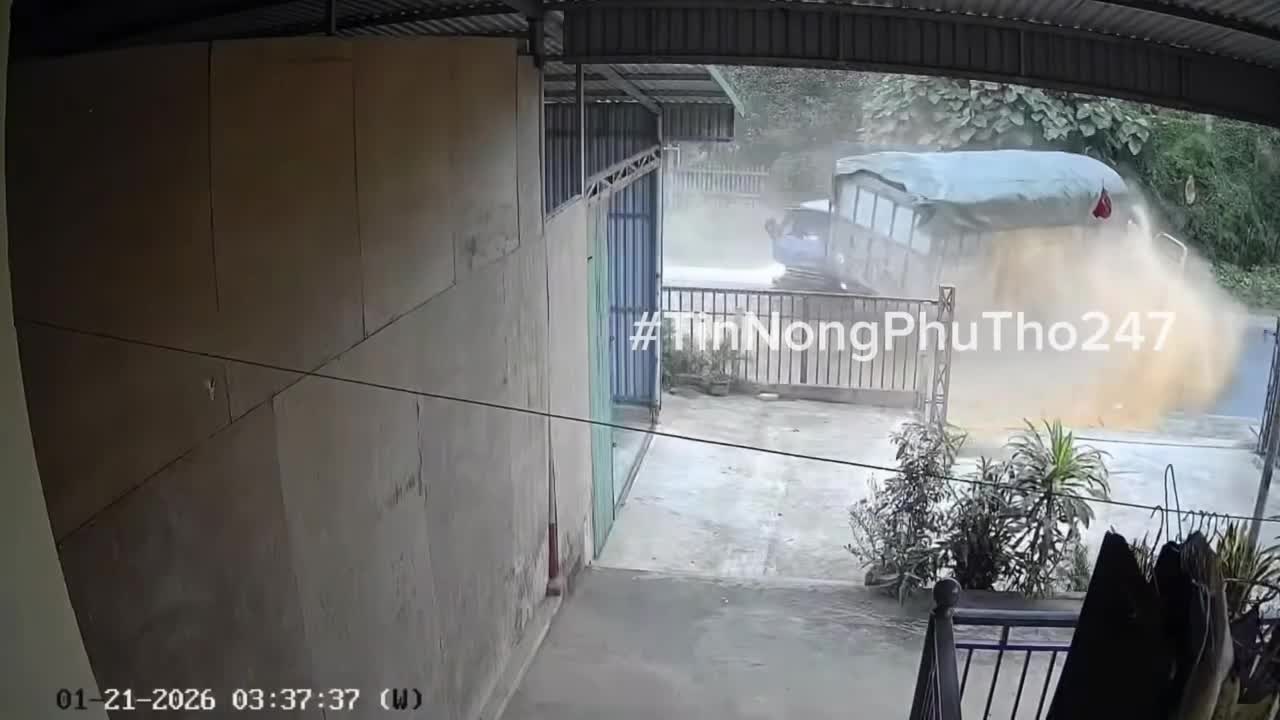 Hai xe tải đối đầu tại Phú Thọ