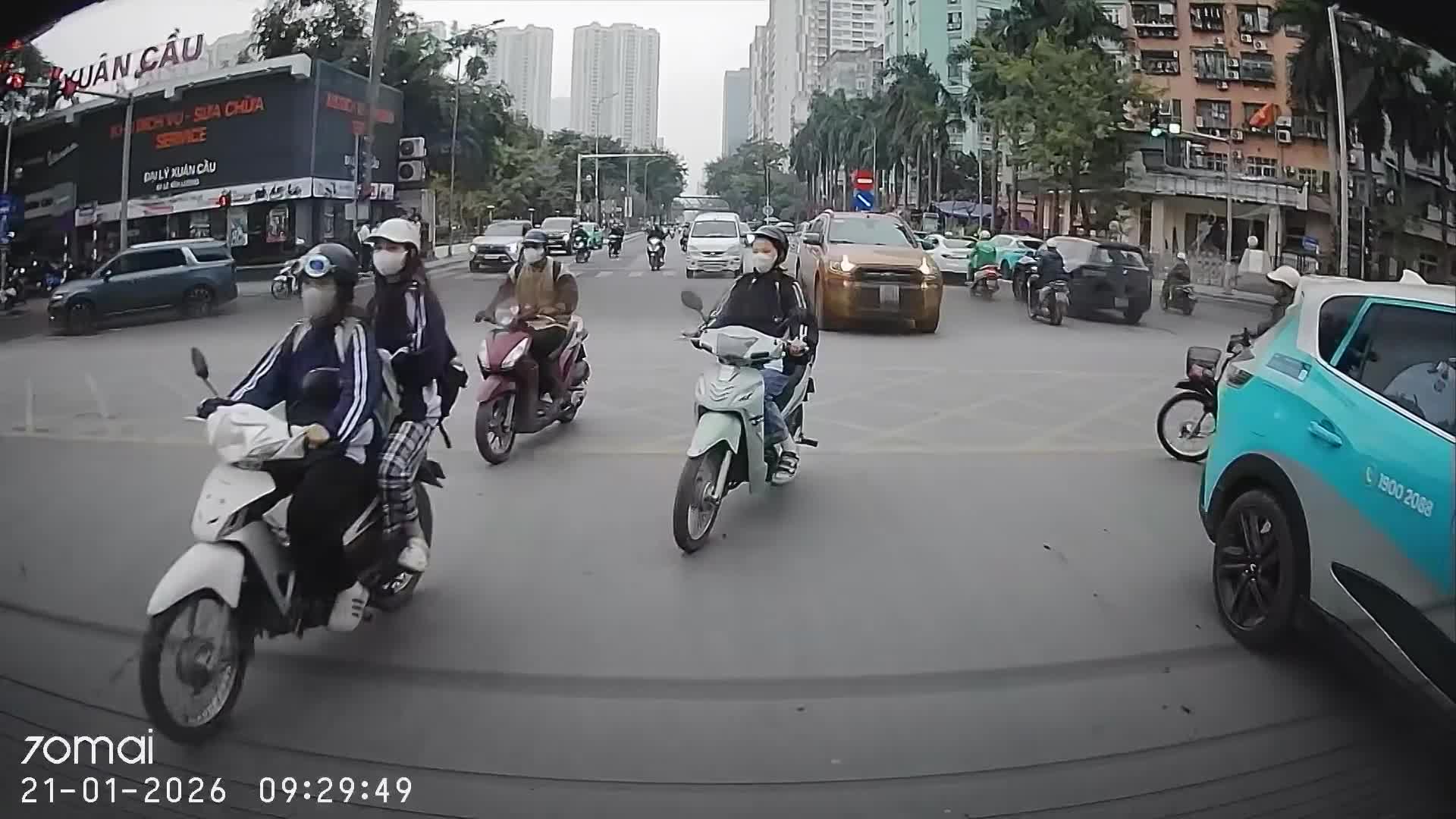 Rẽ trái khi đã có biển cấm, người đi xe máy va chạm với xe tải con