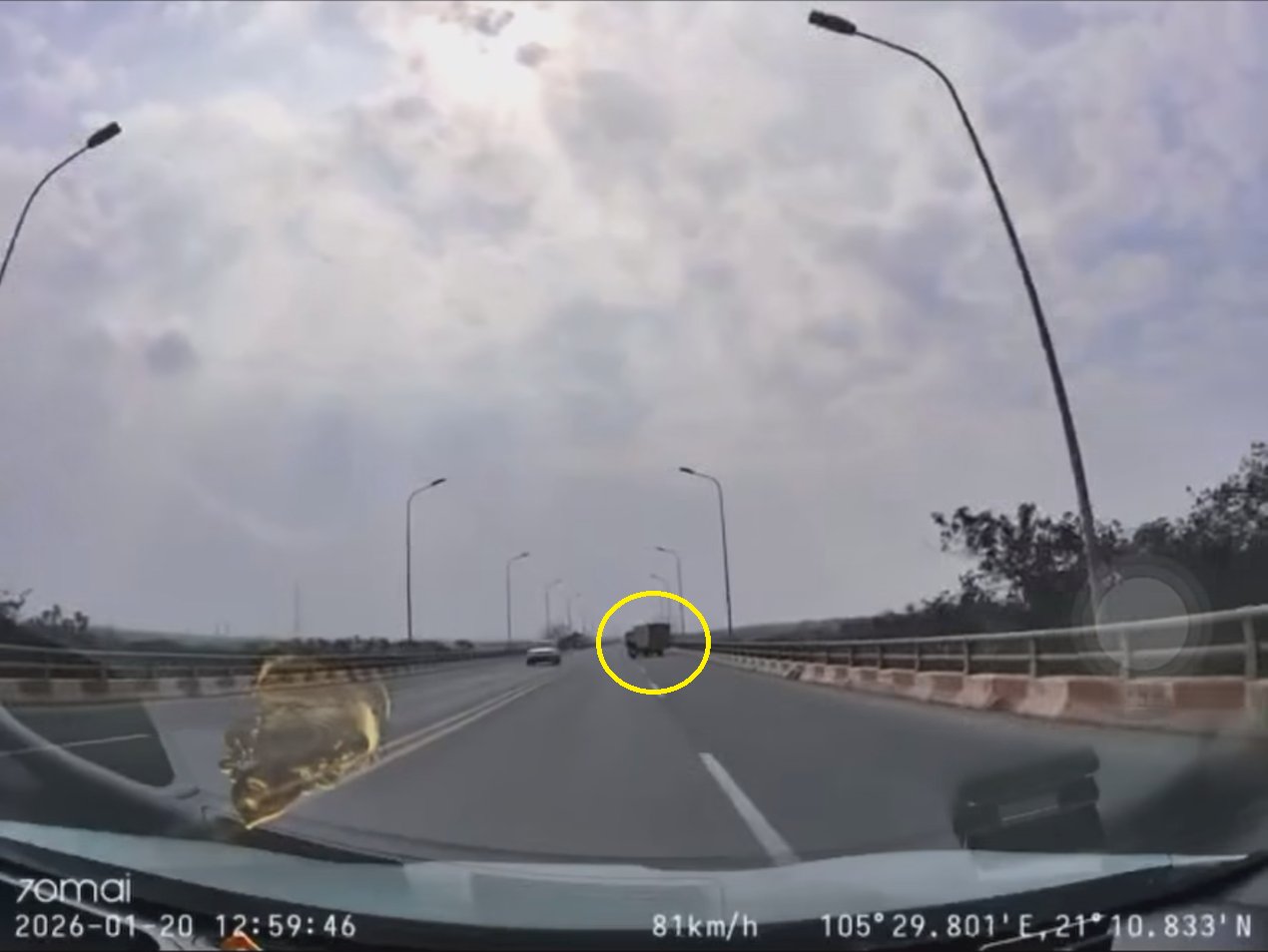 Bất ngờ quay đầu trên cầu rồi gây tai nạn với xe máy