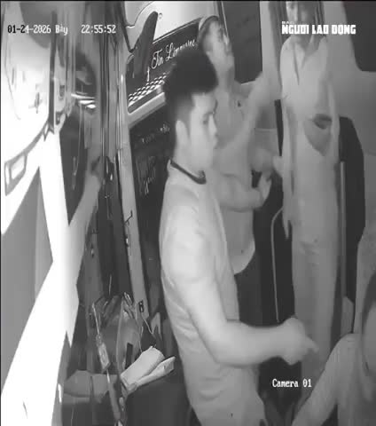 Phụ xe khách bị nhóm người lạ hành hung lúc nửa đêm