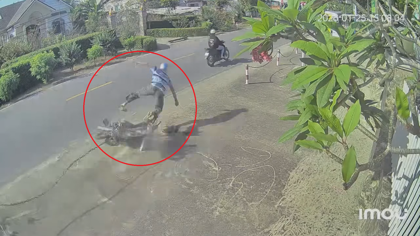 Người đi xe máy tông mạnh vào trụ ven đường