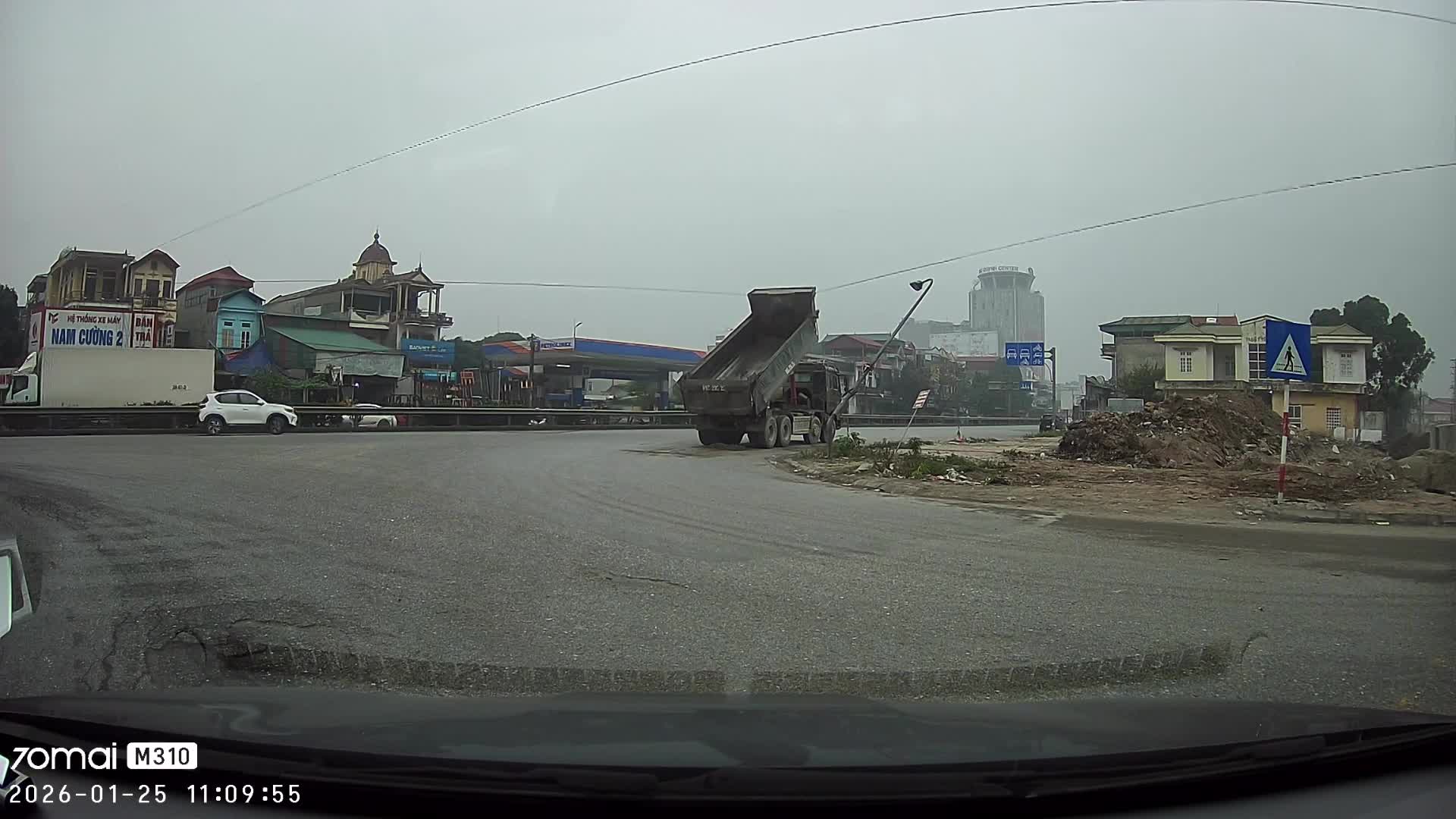 Không hạ thùng xe khiến đứt dây điện hàng loạt