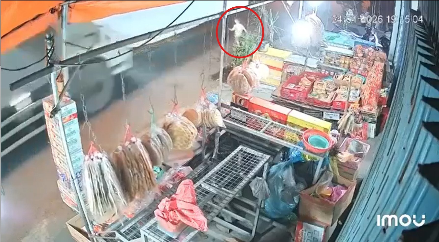 Em nhỏ chạy ra đường bị xe tải tông trúng