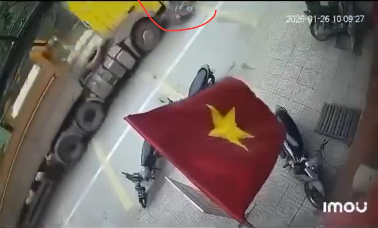 Người đàn ông đi xe máy bị kéo lê sau va chạm với xe tải tại Kỳ Sơn, Nghệ An