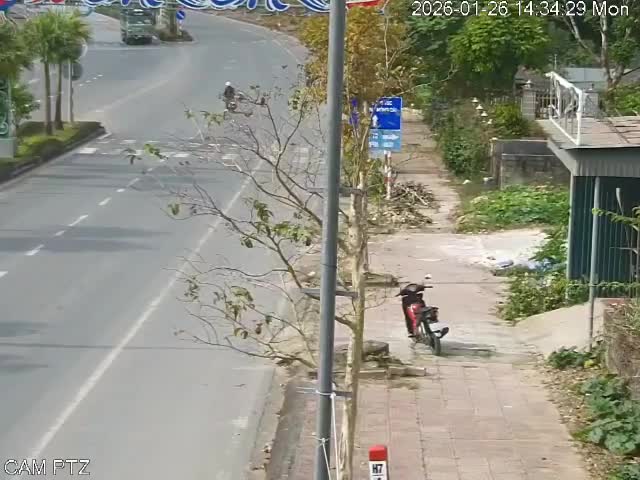 Người đi xe máy va chạm với xe tải sau khi sang đường thiếu quan sát