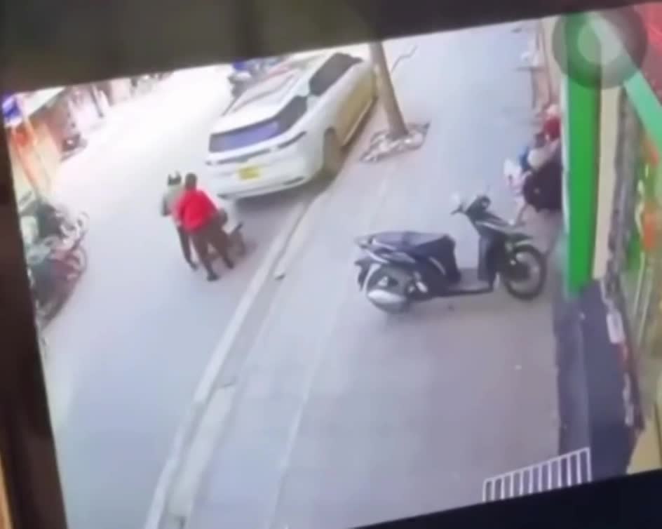 Clip người dân giải cứu nạn nhân trong vụ lùi xe va chạm với xe máy tại Khâm Thiên, Hà Nội