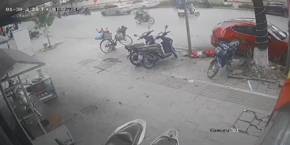 Ô tô đi ngược chiều tông xe máy