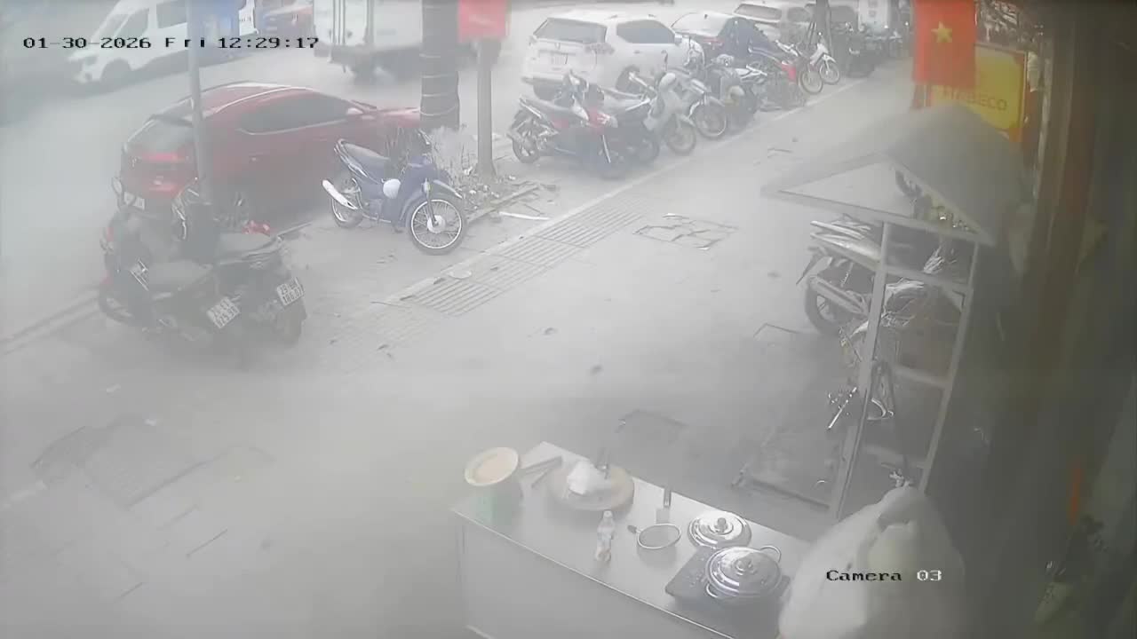 Góc nhìn khác vụ ô tô đi ngược chiều tông xe máy