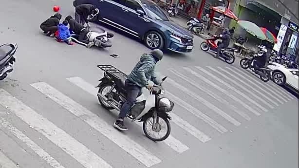 Thanh niên đi xe điện bỏ trốn sau khi va chạm với hai em nhỏ đang đi bộ qua đường