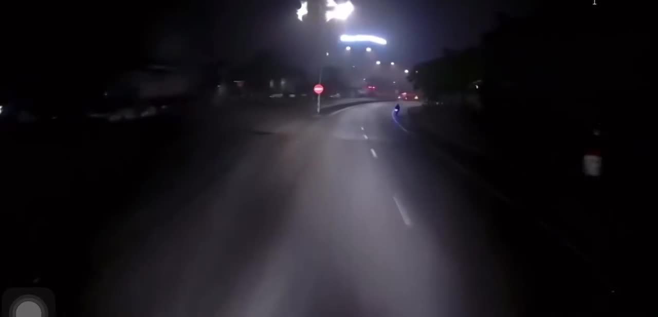 Xe máy rẽ trái bất ngờ rồi va chạm với xe tải