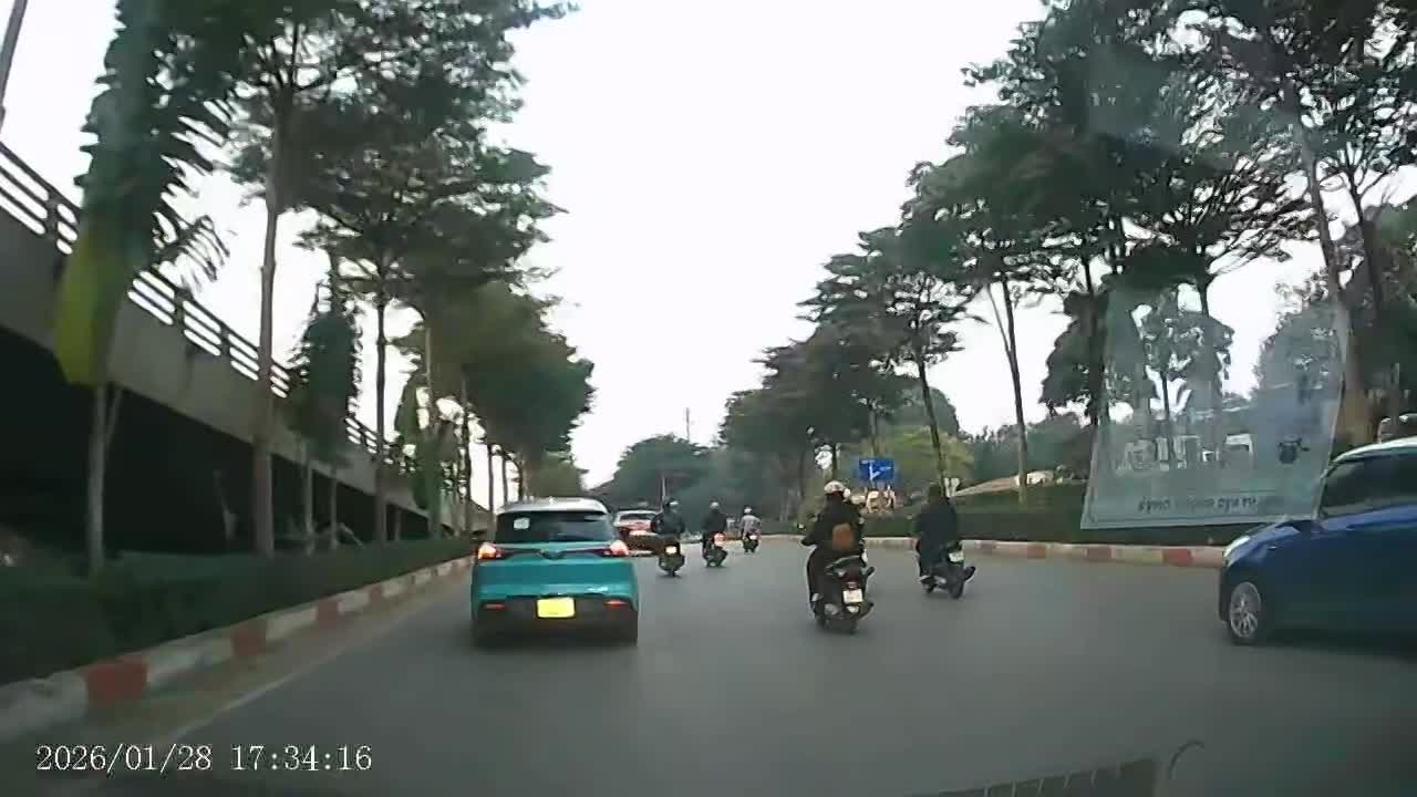 Ô tô làm ngã người đi xe máy rồi cán qua