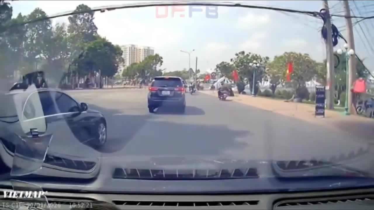 Tây Ninh: Vượt ẩu rồi va chạm, người đàn ông xuống xe gây hấn