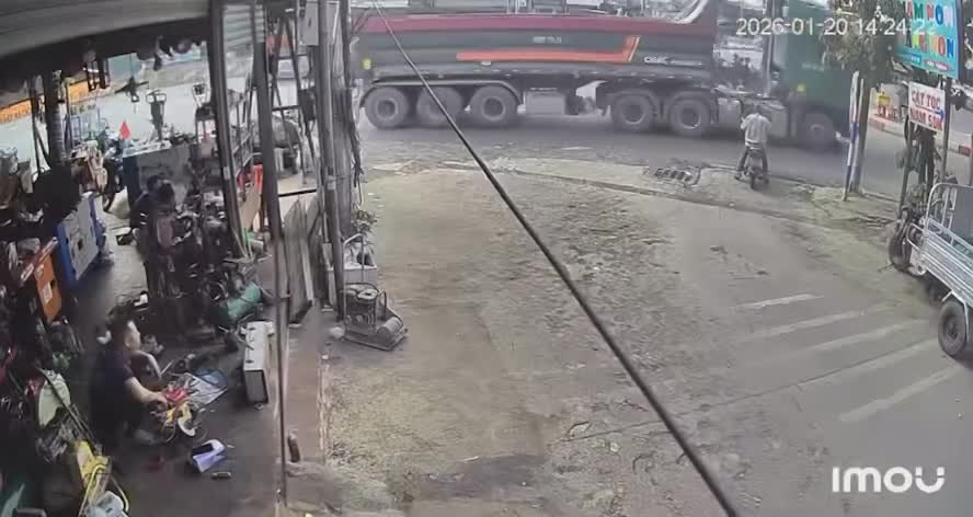 Người đàn ông may mắn sống sót sau va chạm với container