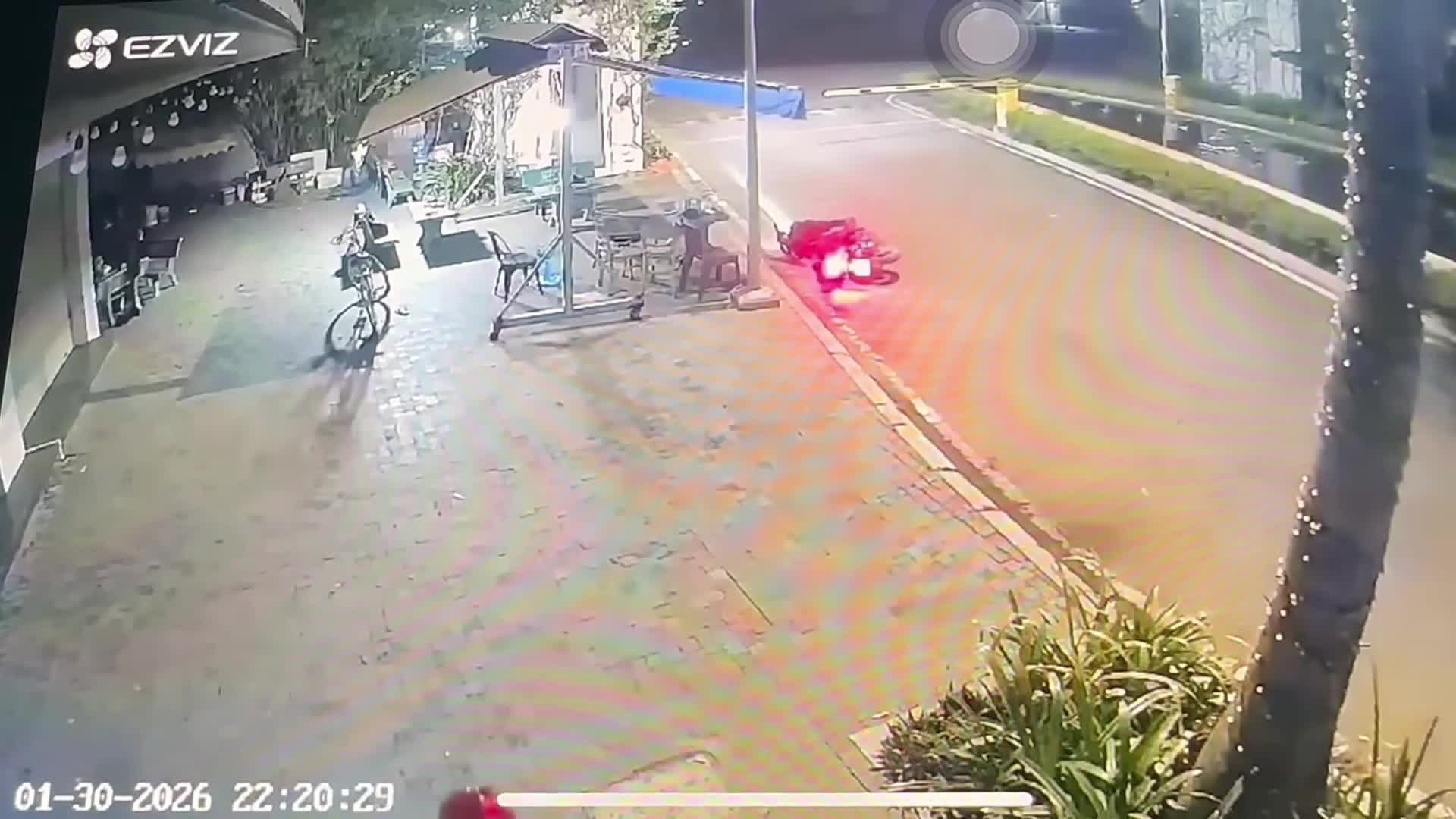 Nhóm thanh niên đánh bảo vệ