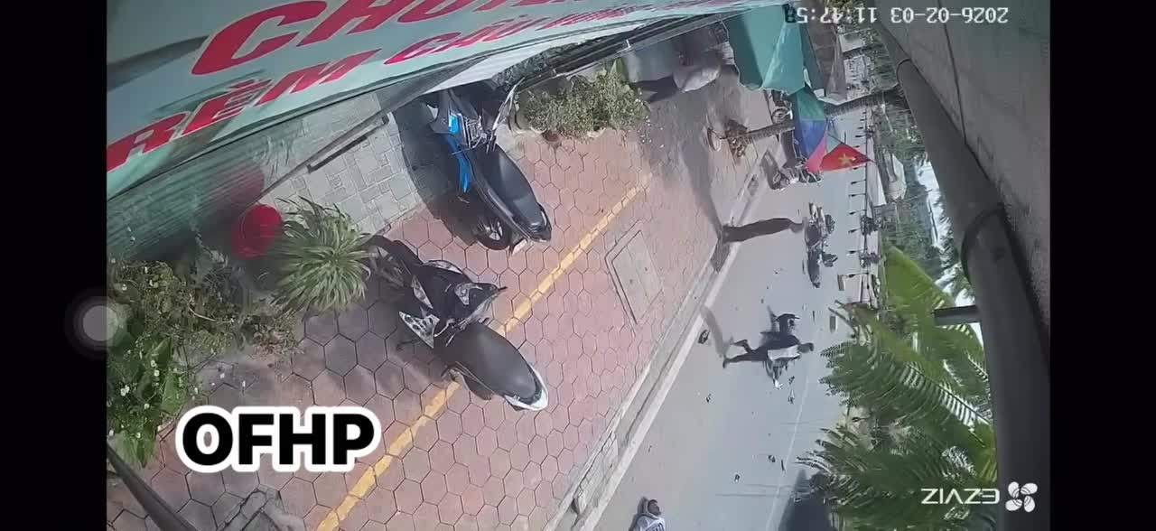 Xe máy va chạm trên đường