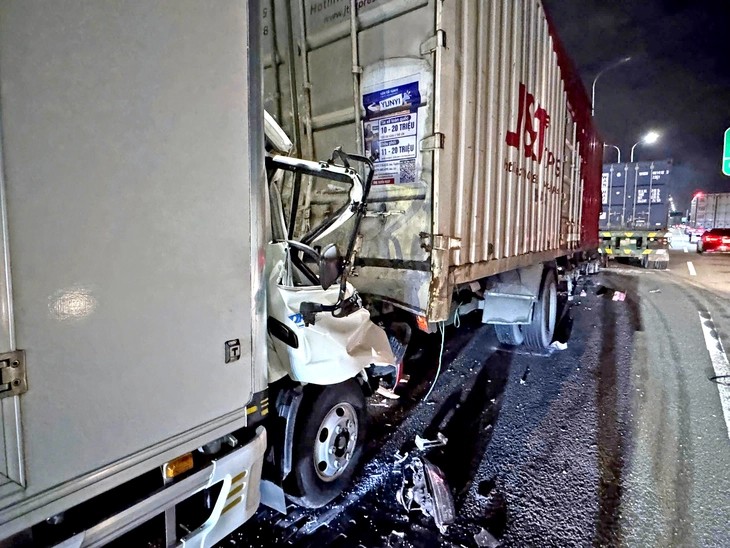 Tài xế xe tải tử vong sau tai nạn liên hoàn trên cao tốc TP. HCM - Long Thành