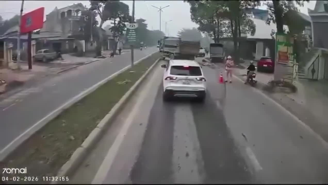 Xe tải mất lái tông vào chiến sĩ CSGT