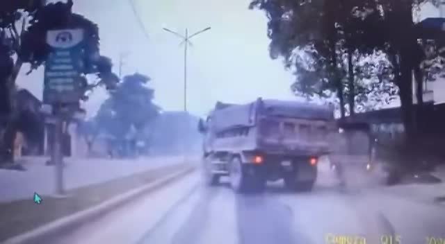 Góc nhìn khác vụ việc xe tải tông vào CSGT đang làm nhiệm vụ