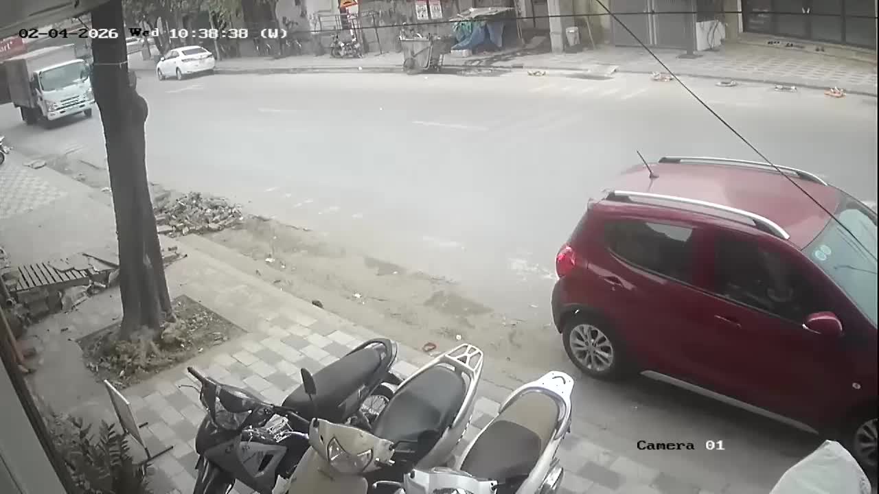 Xe tải không đóng cửa thùng xe, va quệt với xe khác dừng đỗ trên đường