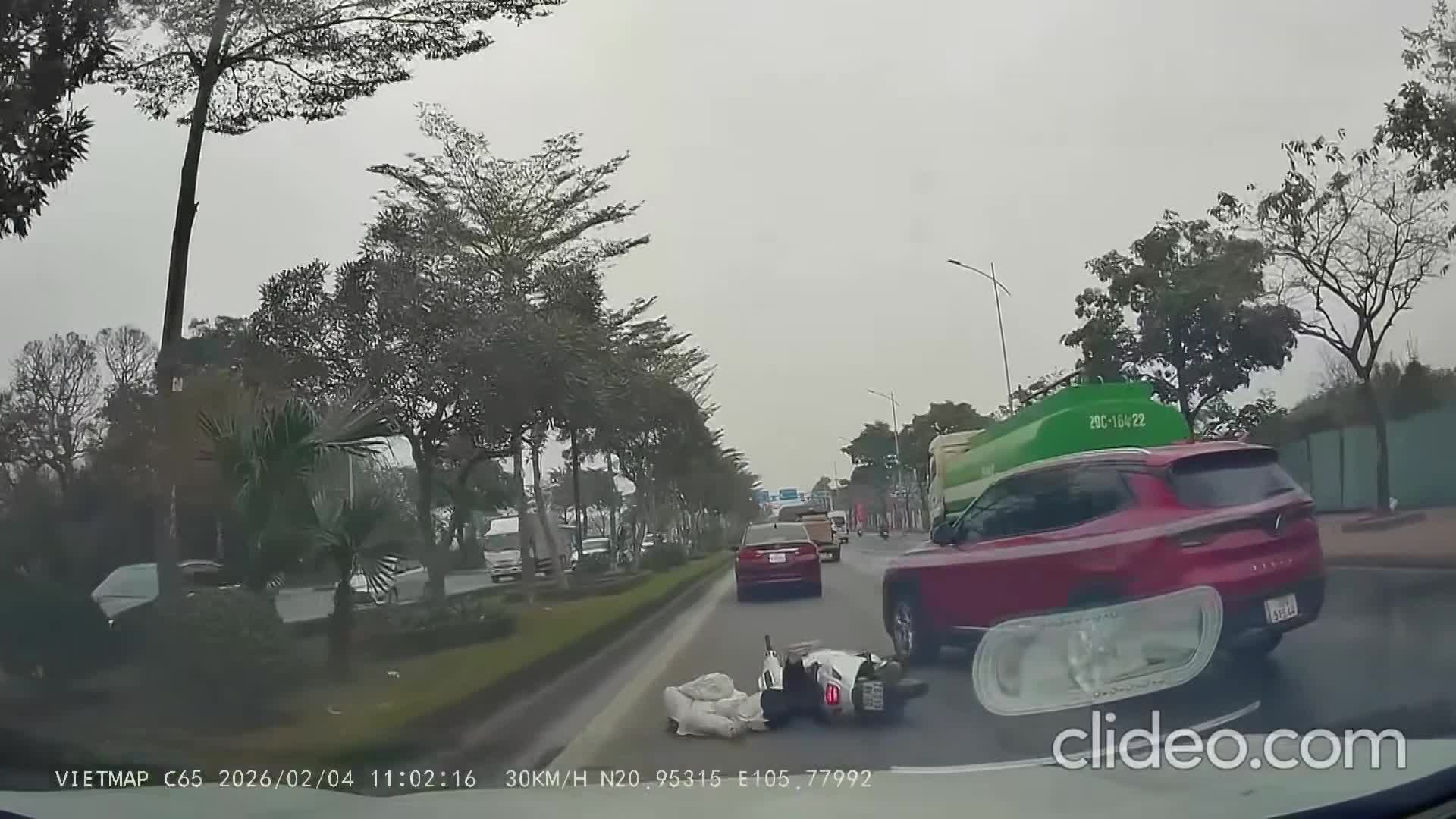 Ô tô chuyển cùng lúc hai làn khiến học sinh đi xe điện giật mình phanh gấp, ngã ra đường