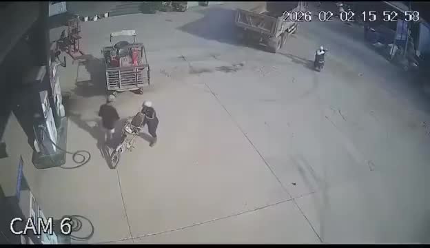 Xe tải cán qua một em nhỏ ở cây xăng