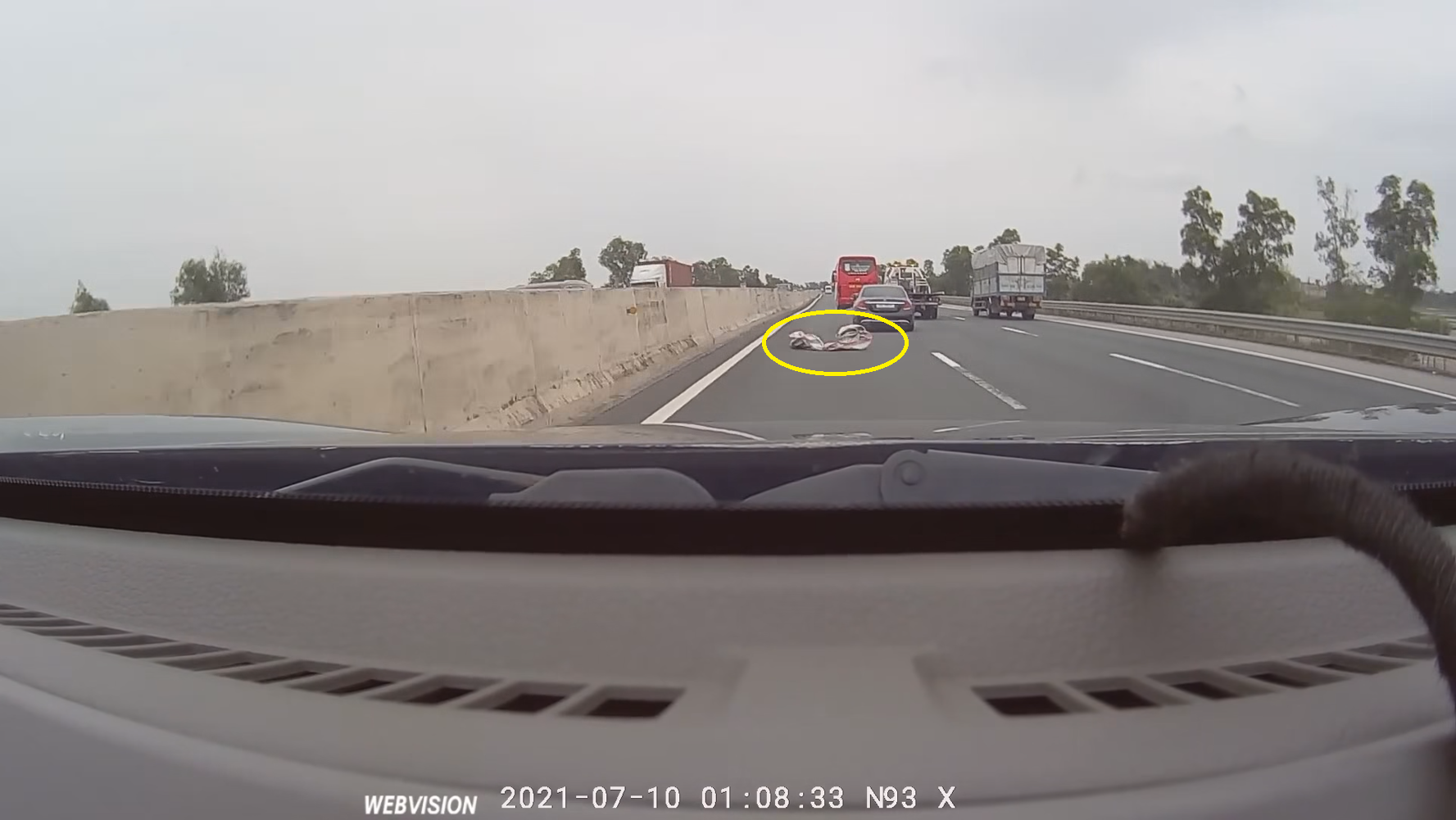 Xe Navara xoay vòng khi bị bạt kẹt vào cầu sau