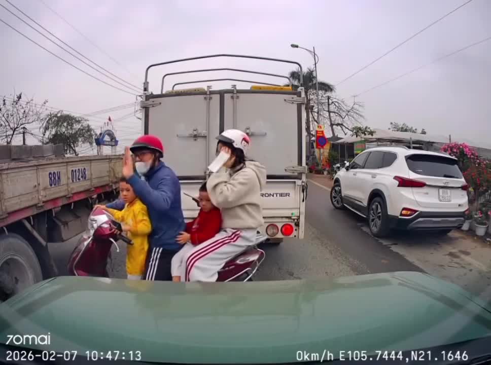 Va chạm với xe tải khi sang đường kiểu cắt ngang