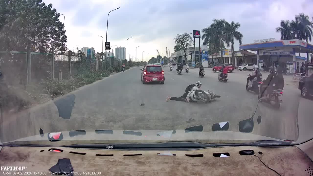 Thanh niên đi xe máy không quan sát đã húc đuôi xe ô tô con