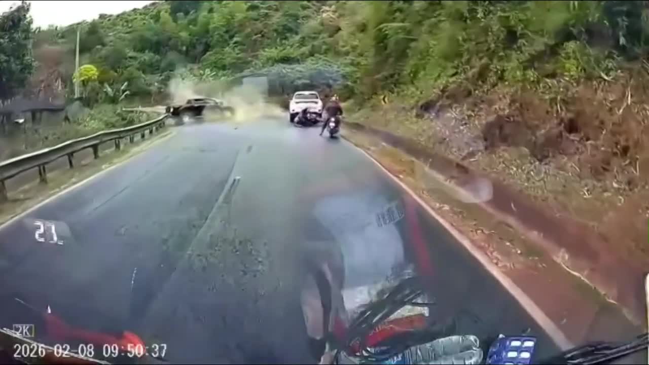 Lấn làn khi ôm cua, xe bán tải tông trực diện ô tô tải trên quốc lộ 6