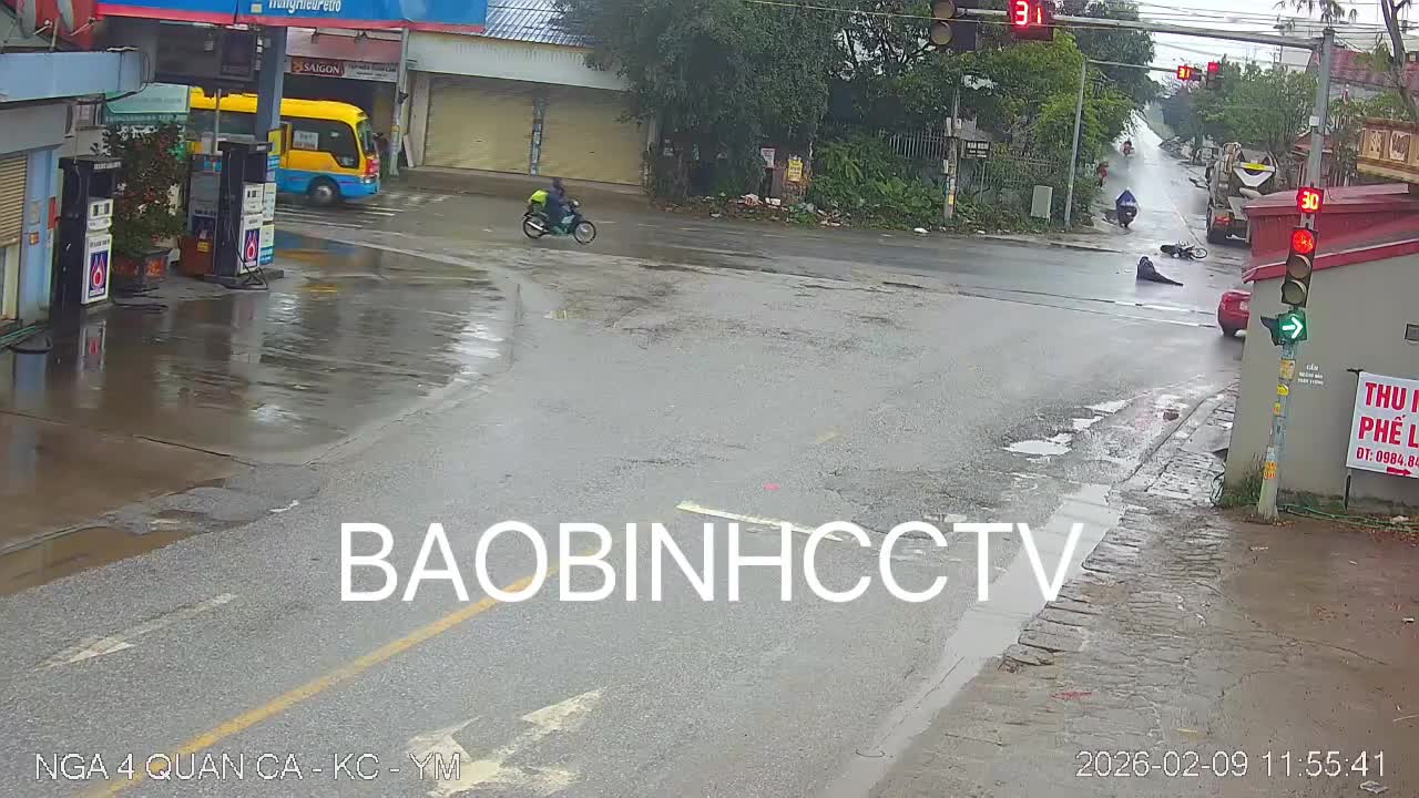 Vượt đèn đỏ va chạm với xe bồn, thanh niên bị xe cán qua chân