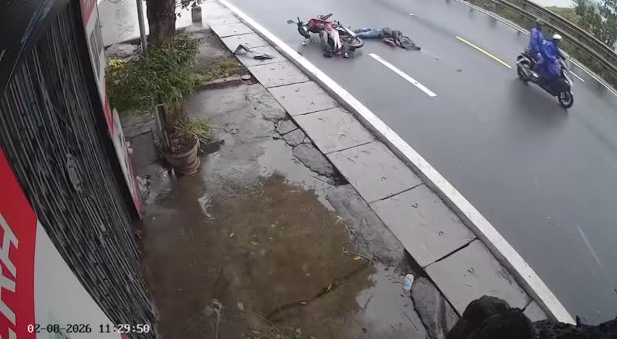 Người đi xe máy qua đường va chạm với xe khách