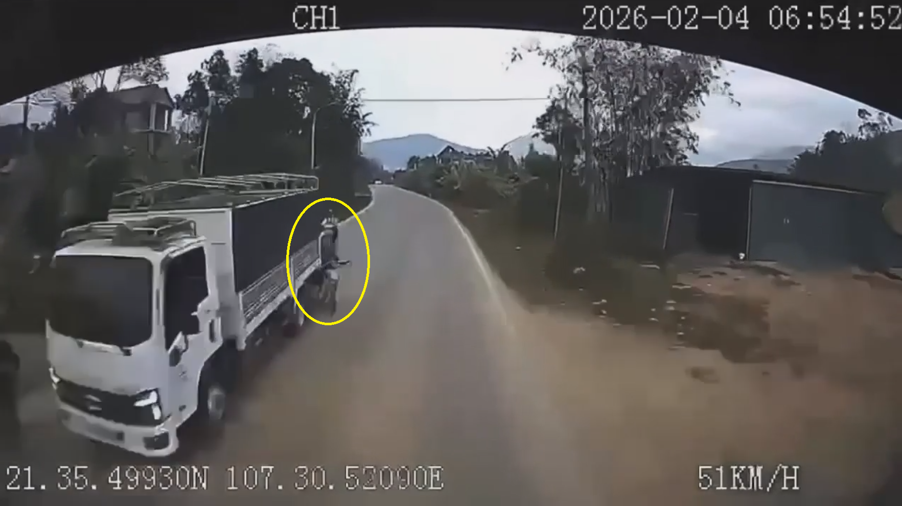 Người đi xe máy vượt trái, kẹp giữa hai xe tải, tử vong tại chỗ