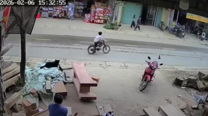 Máy xúc va chạm với cháu bé đi xe đạp