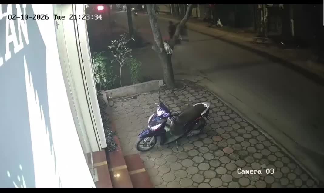 Đi xe đạp bám vào xe điện, học sinh bị xe ô tô hất văng