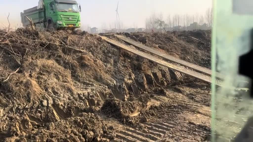 Xe tải liều mình đi qua hai thanh gỗ bắc ngang