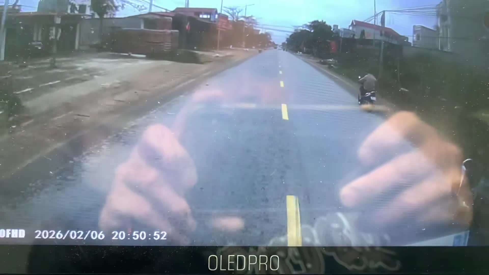 Thót tim cảnh người phụ nữ đi xe máy sang đường suýt va chạm với xe tải