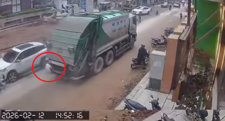 Học sinh lớp 11 bị xe rác cán qua chân