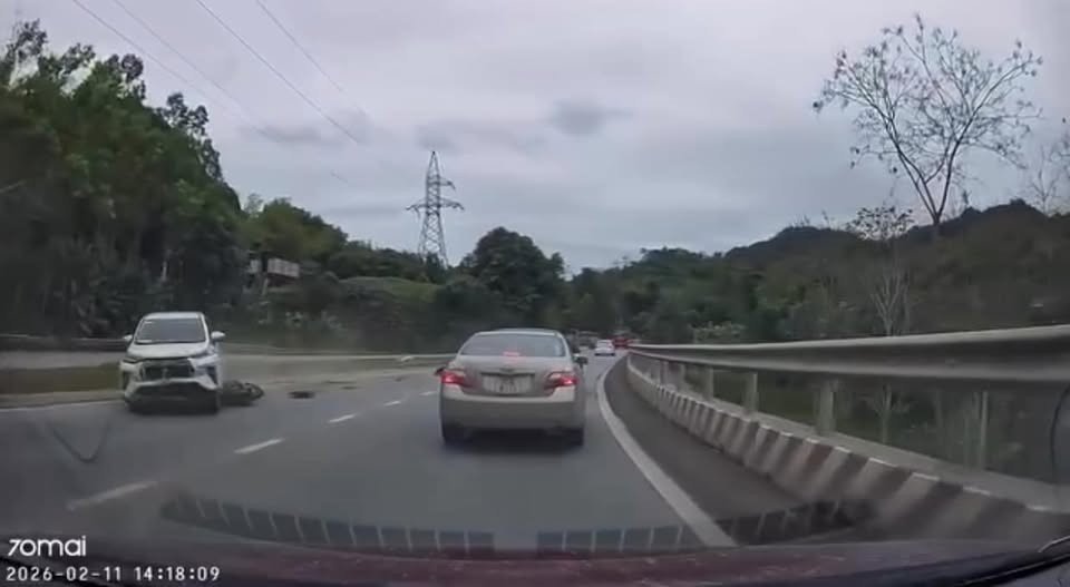 Báo thủ phóng nhanh khúc cua, tông trực diện vào đầu xe ô tô