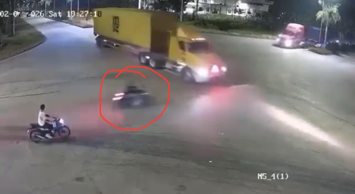 Phóng nhanh tông vào xe container, bị cán qua người