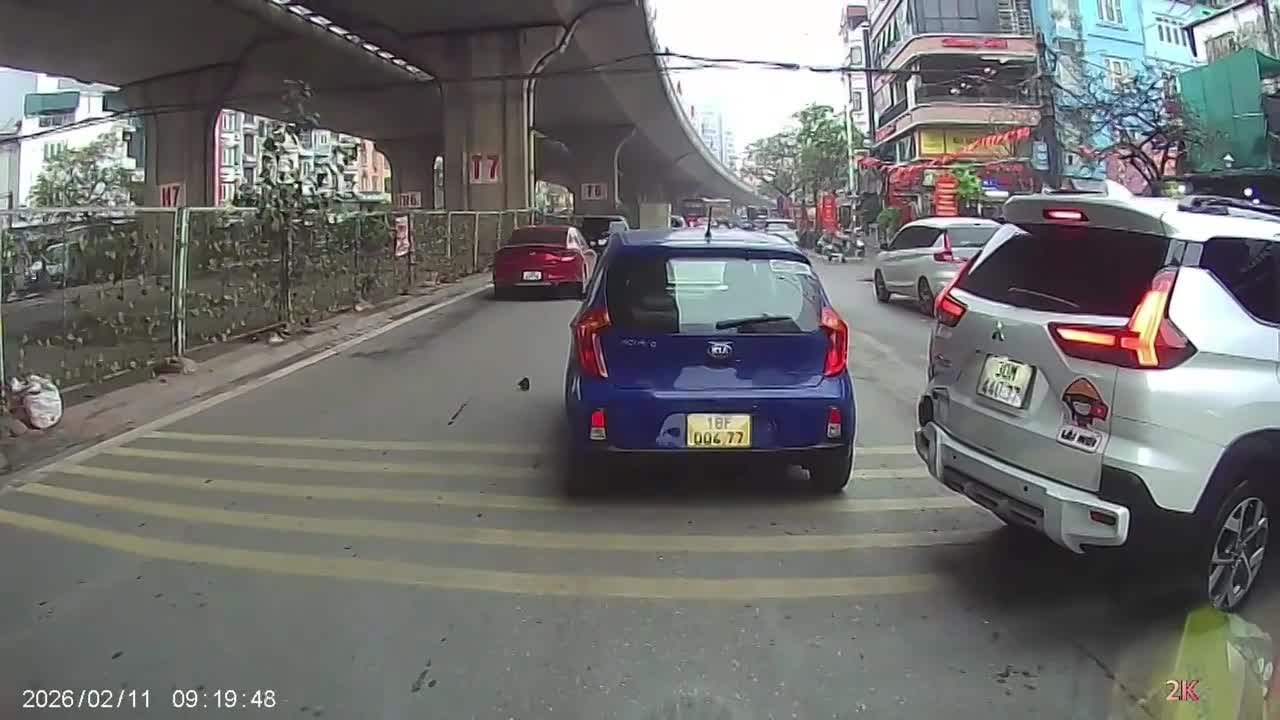 Lùi xe bất cẩn gây va chạm trên phố