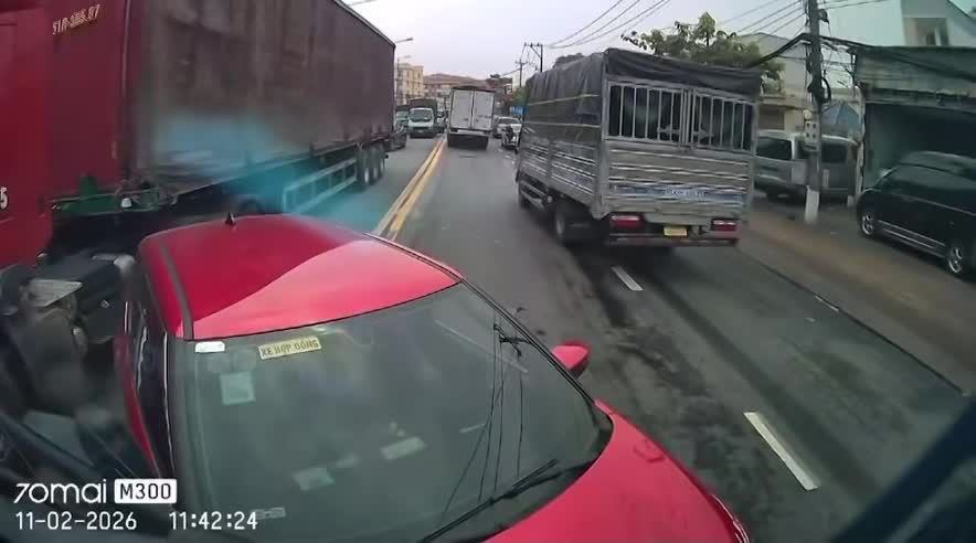 Xe taxi cắt ngang đường, chặn đầu xe chạy đúng làn đúng chiều