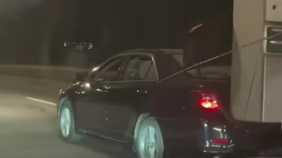 Ô tô con mở cốp, chở tủ lạnh gây nguy hiểm cho người đi đường