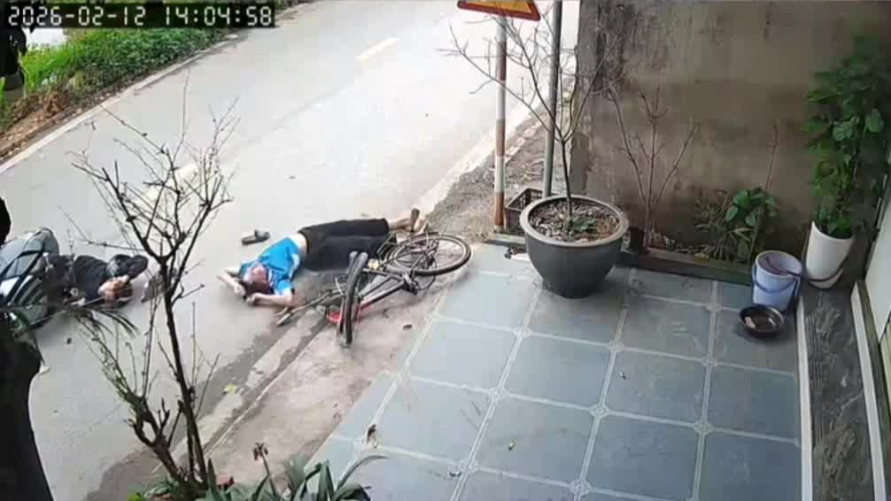 Xe đạp sang đường không quan sát, va chạm với xe điện khiến cả hai cùng bị hất văng