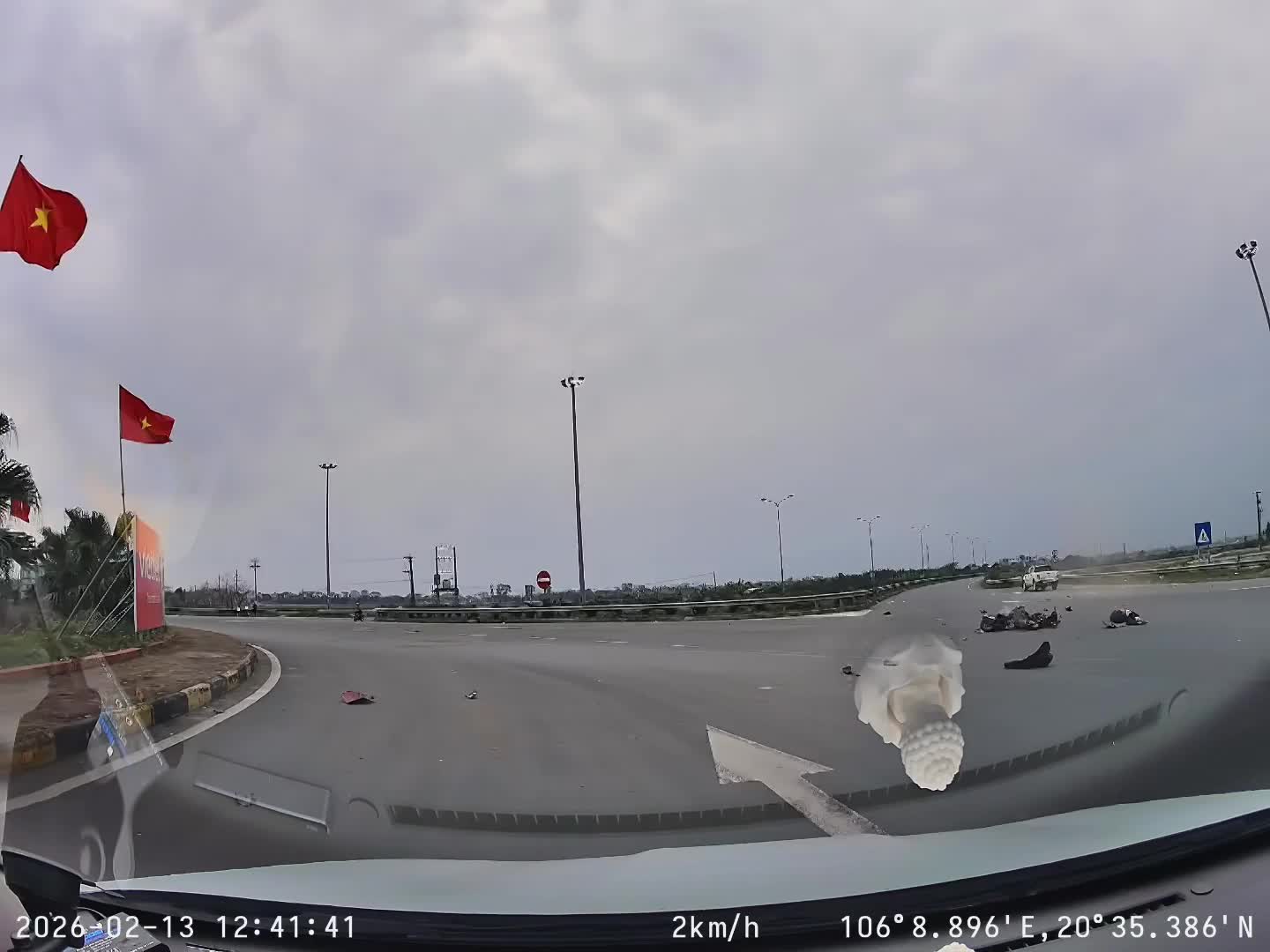 Xe máy va chạm mạnh với ô tô bán tải tại Hưng Yên