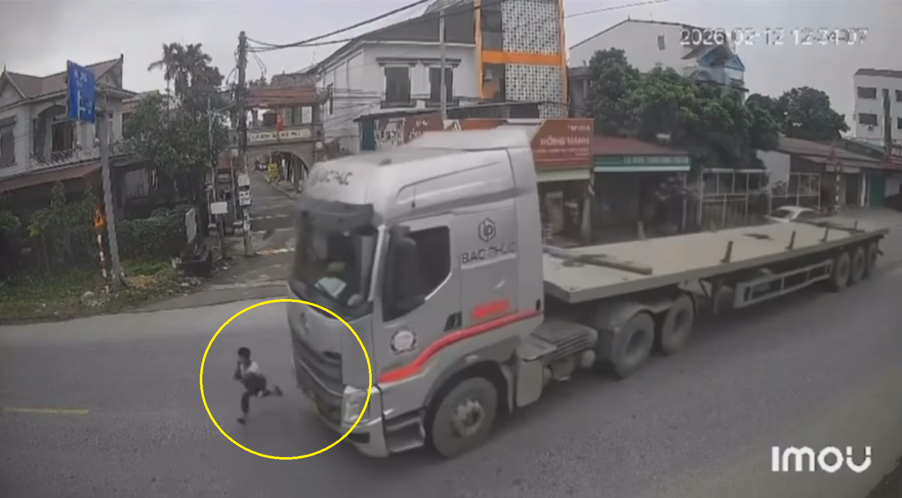 Bác tài đánh lái, phanh gấp kịp thời tránh cháu bé sang đường