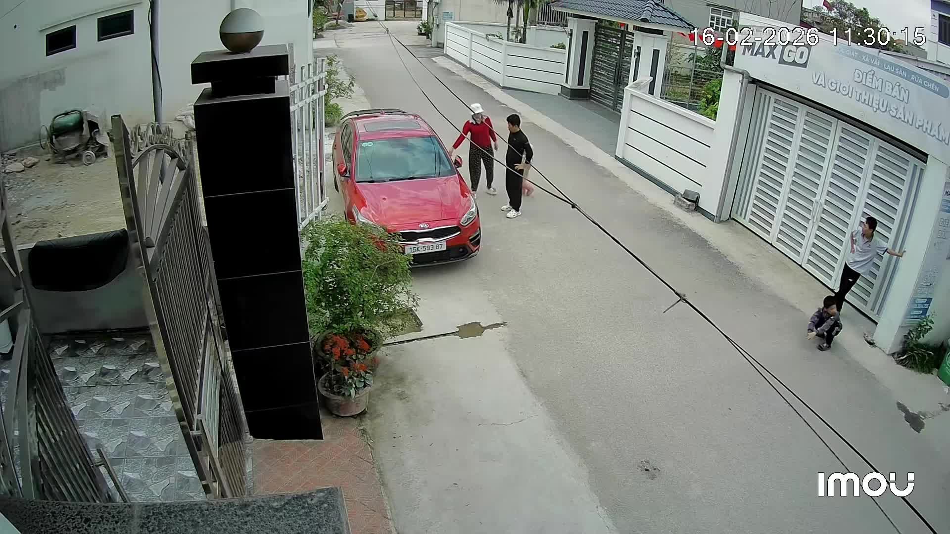 Chở xe kéo cồng kềnh va chạm ô tô