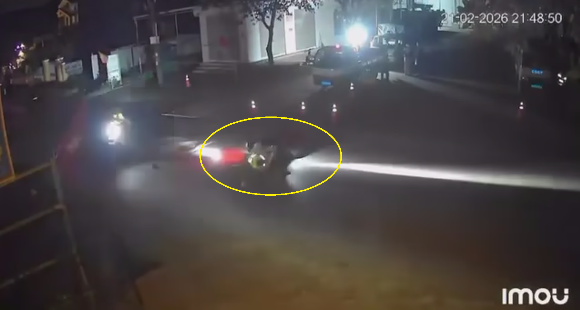 Đi xe đạp điện tông trực diện CSGT