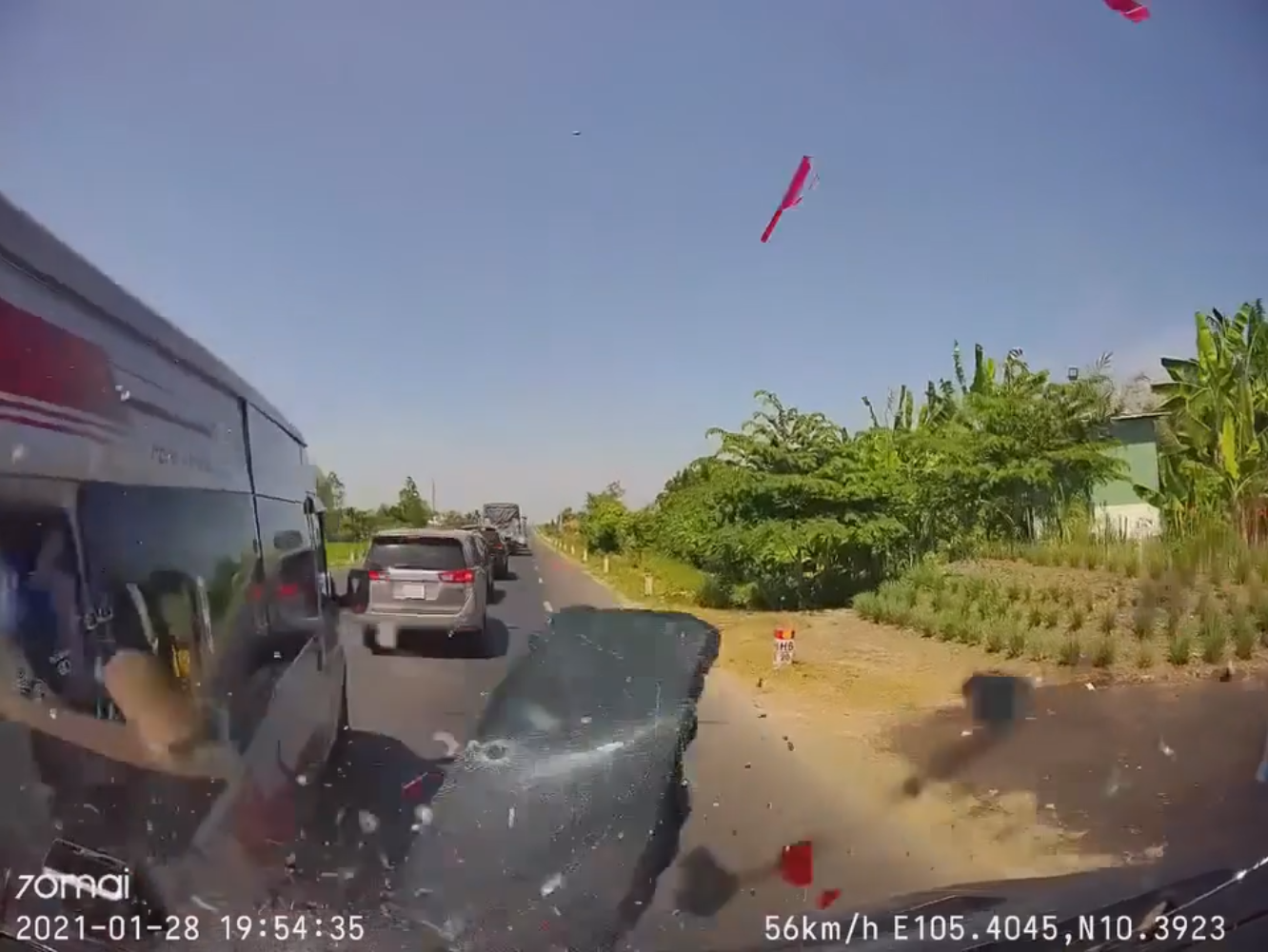 Phóng nhanh va chạm liên hoàn với xe ô tô đang bị tắc đường